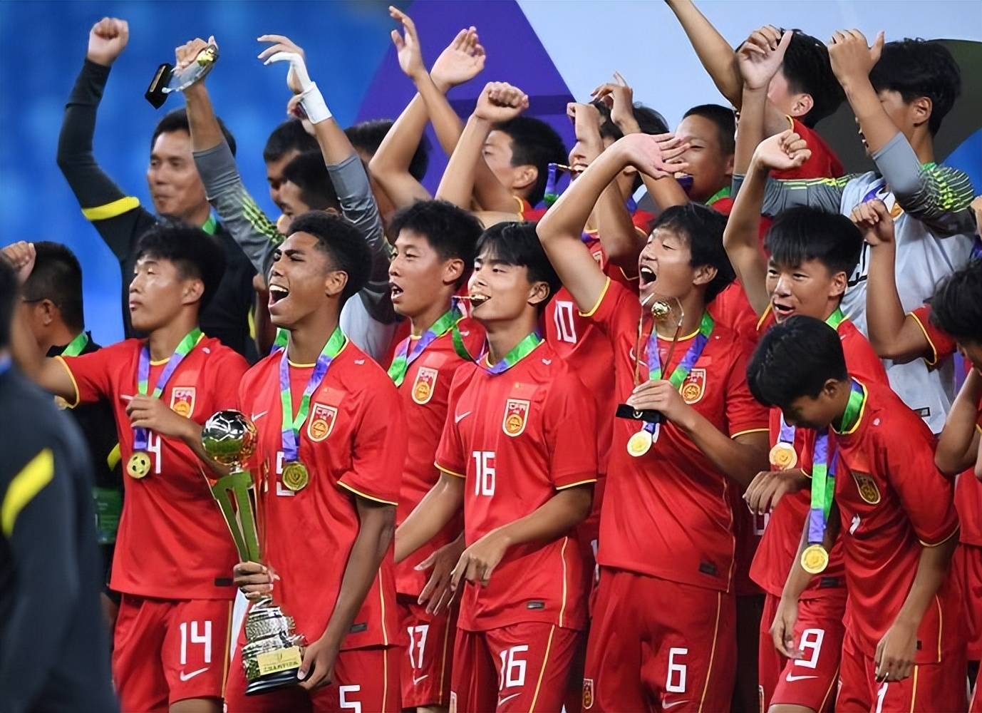 包含亚洲足坛轰轰烈烈，国内俱乐部赛事风云变幻的词条